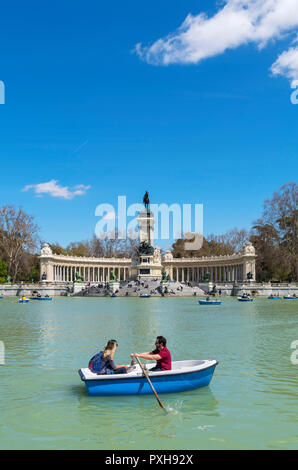 El Retiro, Madrid. Bateau sur le couple Grande Estanque del Retiro avec l'Alfonso XII monument situé derrière, Parque del Buen Retiro, Madrid, Espagne. Banque D'Images