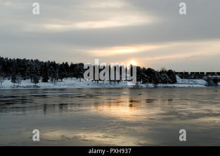 Une vue générale de la rivière Kemijoki partiellement gelés à Rovaniemi, Finlande. Rovaniemi est la capitale de la Laponie finlandaise et est situé sur le cercle arctique, c'est aussi le lieu de résidence officielle du Père Noël. Banque D'Images