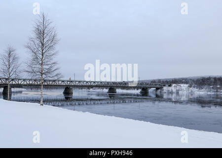 Une vue générale de la rivière Kemijoki partiellement gelés à Rovaniemi, Finlande. Rovaniemi est la capitale de la Laponie finlandaise et est situé sur le cercle arctique, c'est aussi le lieu de résidence officielle du Père Noël. Banque D'Images