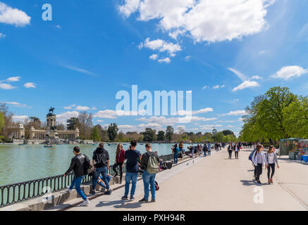 El Retiro, Madrid. Calle Nicaragua avec grande Estanque del Retiro avec l'Alfonso XII monument situé derrière, Parque del Buen Retiro, Madrid, Espagne Banque D'Images