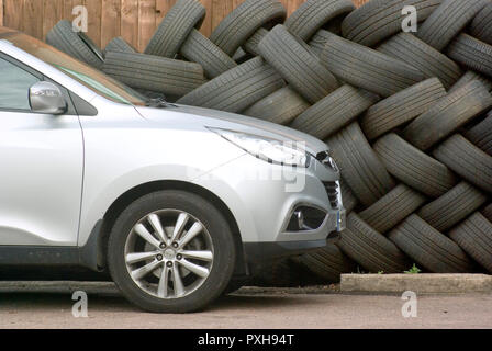 Vieux pneus de voiture Banque D'Images