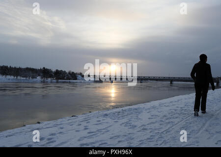 Une vue générale de la rivière Kemijoki partiellement gelés à Rovaniemi, Finlande. Rovaniemi est la capitale de la Laponie finlandaise et est situé sur le cercle arctique, c'est aussi le lieu de résidence officielle du Père Noël. Banque D'Images