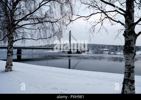 Une vue générale de la rivière Kemijoki partiellement gelés à Rovaniemi, Finlande. Rovaniemi est la capitale de la Laponie finlandaise et est situé sur le cercle arctique, c'est aussi le lieu de résidence officielle du Père Noël. Banque D'Images