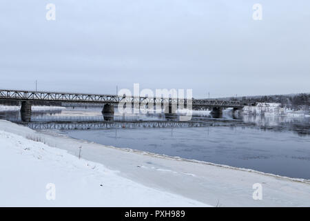 Une vue générale de la rivière Kemijoki partiellement gelés à Rovaniemi, Finlande. Rovaniemi est la capitale de la Laponie finlandaise et est situé sur le cercle arctique, c'est aussi le lieu de résidence officielle du Père Noël. Banque D'Images
