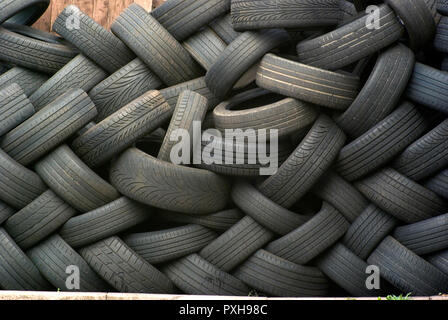 Vieux pneus de voiture Banque D'Images
