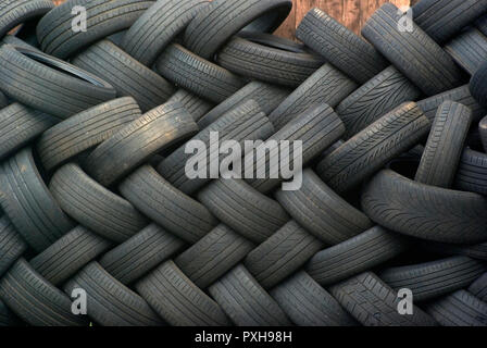 Vieux pneus de voiture Banque D'Images