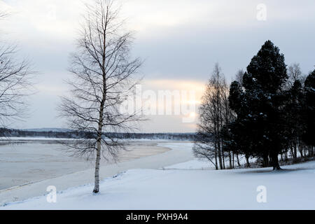 Une vue générale de la rivière Kemijoki partiellement gelés à Rovaniemi, Finlande. Rovaniemi est la capitale de la Laponie finlandaise et est situé sur le cercle arctique, c'est aussi le lieu de résidence officielle du Père Noël. Banque D'Images
