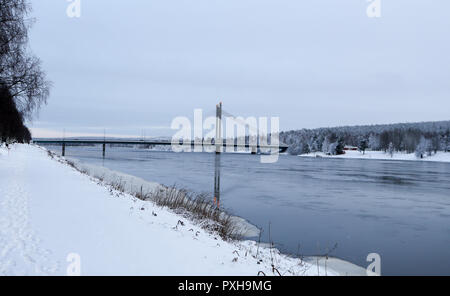 Une vue générale de la rivière Kemijoki partiellement gelés à Rovaniemi, Finlande. Rovaniemi est la capitale de la Laponie finlandaise et est situé sur le cercle arctique, c'est aussi le lieu de résidence officielle du Père Noël. Banque D'Images