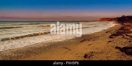 Vagues de la mer Noire, des algues sur la plage, Coucher de soleil sur la plage du Cap, l'hiver est vide Banque D'Images