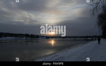 Une vue générale de la rivière Kemijoki partiellement gelés à Rovaniemi, Finlande. Rovaniemi est la capitale de la Laponie finlandaise et est situé sur le cercle arctique, c'est aussi le lieu de résidence officielle du Père Noël. Banque D'Images