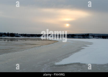 Une vue générale de la rivière Kemijoki partiellement gelés à Rovaniemi, Finlande. Rovaniemi est la capitale de la Laponie finlandaise et est situé sur le cercle arctique, c'est aussi le lieu de résidence officielle du Père Noël. Banque D'Images