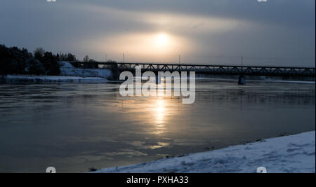 Une vue générale de la rivière Kemijoki partiellement gelés à Rovaniemi, Finlande. Rovaniemi est la capitale de la Laponie finlandaise et est situé sur le cercle arctique, c'est aussi le lieu de résidence officielle du Père Noël. Banque D'Images