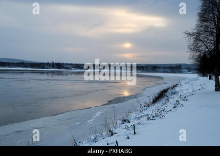 Une vue générale de la rivière Kemijoki partiellement gelés à Rovaniemi, Finlande. Rovaniemi est la capitale de la Laponie finlandaise et est situé sur le cercle arctique, c'est aussi le lieu de résidence officielle du Père Noël. Banque D'Images