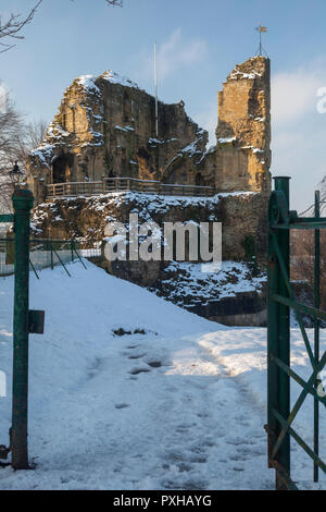 Vue d'hiver du château de Knaresborough dans Yorkshire du Nord après la neige Banque D'Images