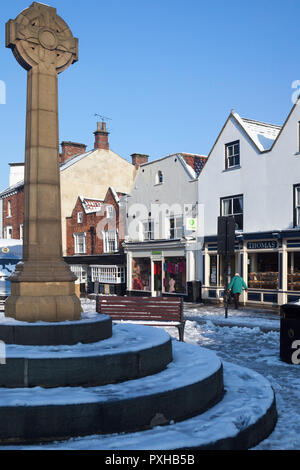 Vue enneigée de la croix dans le marché place du marché de Knaresborough dans Yorkshire du Nord en hiver Banque D'Images