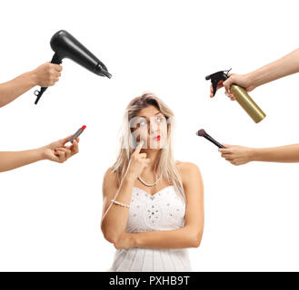 Mariée penser et entouré de mains tenant, brosse à cheveux et le rouge à lèvres isolé sur fond blanc Banque D'Images