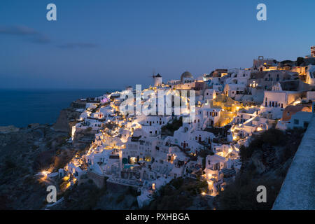 Tôt le matin, heure bleue à Oia, Santorin. Banque D'Images