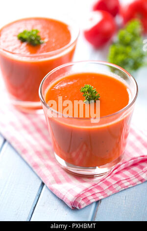 Soupe gazpacho froid dans le verre. Banque D'Images