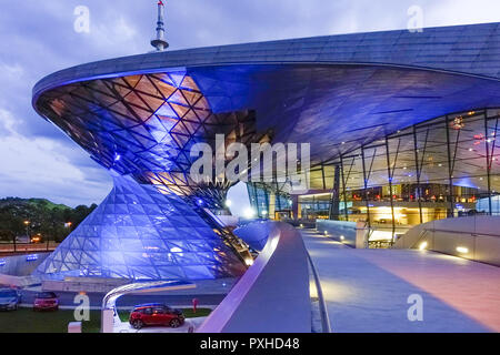 Blick auf die bmw-welt und Hauptverwaltung 'BMW-Vierzylinder", München, Bayern, Deutschland, Europa, regardez le BMW Welt et 'siège quatre BMW-c Banque D'Images