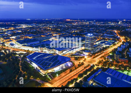 Blick auf die bmw-welt und Hauptverwaltung 'BMW-Vierzylinder", München, Bayern, Deutschland, Europa, regardez le BMW Welt et 'siège quatre BMW-c Banque D'Images