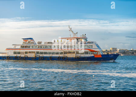 Ferry Boat sur le Tage. Transport de voyageurs typique pour des visites guidées. Le Tage est l'une des meilleures vue de Lisbonne. Banque D'Images