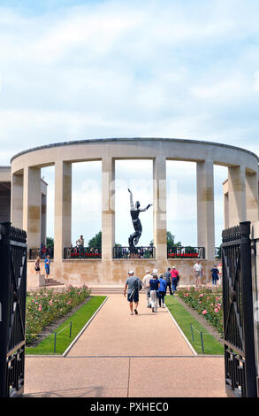 Cimetière américain de Colleville-sur-Mer. Mémorial pour les soldats américains de (WW2). Ancêtres venant de montrer leur respect aux ancêtres. Banque D'Images
