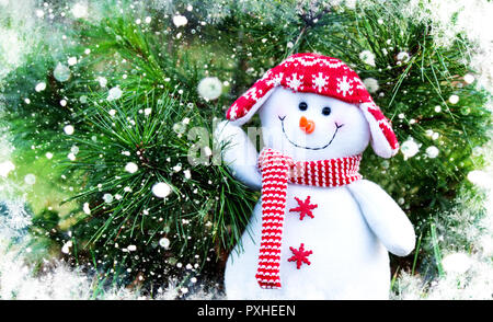 Bonhomme de neige dans un chapeau et un foulard rouge sur un fond d'arbres de Noël Banque D'Images