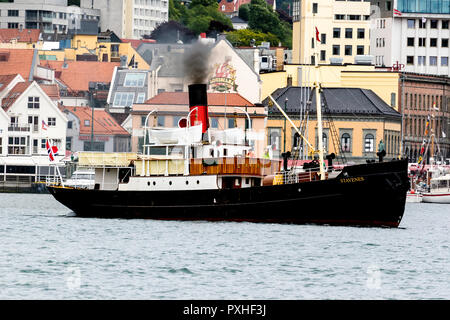 Bateau à vapeur passager vétéran Stavenes, construit en 1904. En partant du port de Bergen, Norvège. Banque D'Images