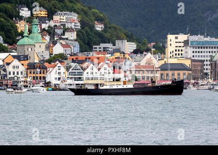 Bateau à vapeur passager vétéran Stavenes, construit en 1904. En partant du port de Bergen, Norvège. Banque D'Images