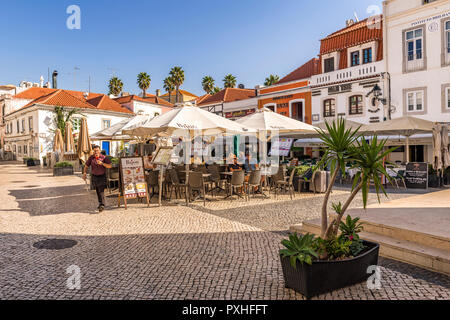 Restaurant en plein air sur une rue pavée traditionnelle Cascais Portugal Banque D'Images