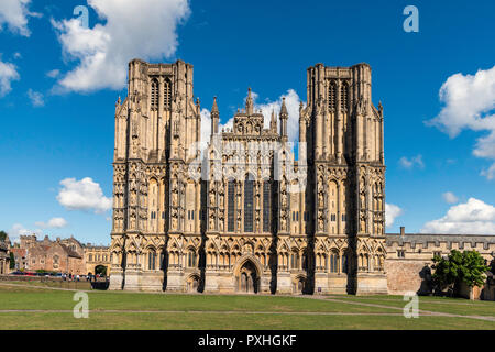 Twin Towers, façade principale et entrée à la cathédrale de Wells dans la ville de Wells, Somerset, Angleterre, Royaume-Uni, Europe Banque D'Images