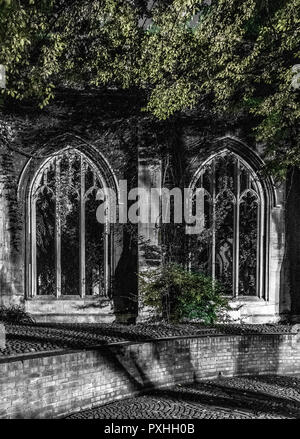 Nuit L'image de Windows de l'église désaffectée, St Dunstan dans l'Est, entouré de feuillage sur St Dunstan's Hill, Londres, Angleterre Banque D'Images