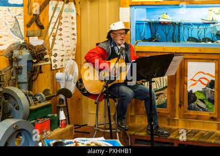 La musique folk de Terre-Neuve le premier interprète à la pêche d'amarrage & heritage centre, près de Twillingate, Terre-Neuve. Banque D'Images