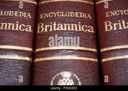 Rijeka, Croatie, le 25 septembre 2018. Vue de dessus de l'encyclopédie Britannica volume avec titre, vue rapprochée de la couverture rouge et or Banque D'Images