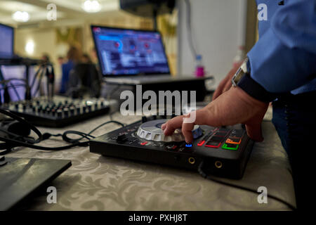 DJ à la console Banque D'Images