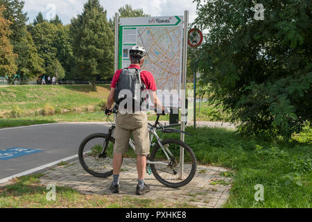 Freiburg im Breisgau vélo et pistes cyclables - cycliste masculine contrôle de route carte, Freiburg, Germany, Europe Banque D'Images