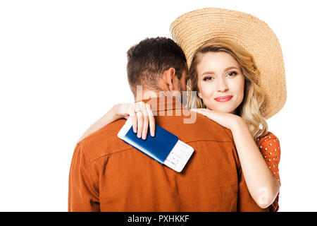 Femme souriante avec passeport et billet hugging boyfriend isolated on white Banque D'Images