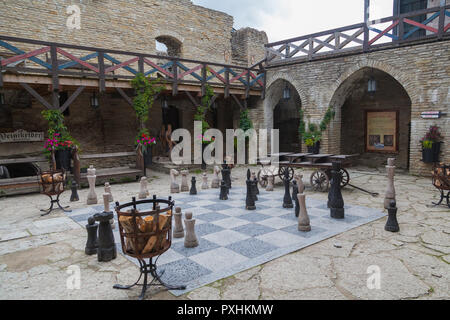 Cour intérieure avec de grands échecs dans la forteresse médiévale de Tallinn, Estonie, le 5 juillet 2018 Banque D'Images