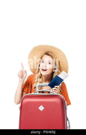 Beautiful Girl holding passport ticket sorcières et pointant vers le haut, isolated on white Banque D'Images