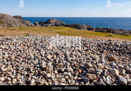 Cobble-de la récente période glaciaire ou plage de rolling stones à Molen, premier géoparc mondial de l'UNESCO dans les pays nordiques près de Larvik, Vestfold Banque D'Images