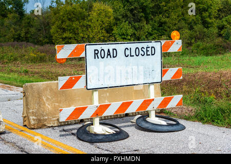 Légèrement horizontale angeled tourné d'un vieux road closed sign. Banque D'Images