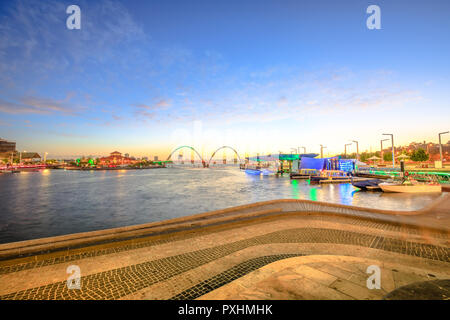 Elizabeth Quay Marina avec amarré boats et le coucher du soleil la lumière. Perth Waterfront Cityscape, WA, Australie. L'emblématique pont Elizabeth Quay sur Swan River sur l'arrière-plan. Copier l'espace. Banque D'Images