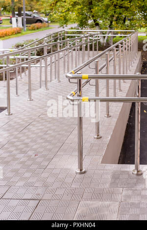 Rampe de béton en acier inoxydable avec main courante pour soutenir les personnes handicapées en fauteuil roulant. Concept de soins de santé. Copier l'espace. Vertical image Banque D'Images