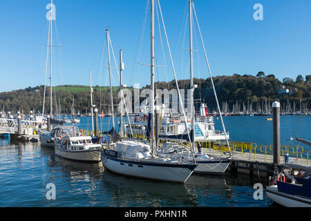 Bateaux amarrés sur l'estuaire de la rivière Dart, Dartmouth de Dartmouth, Devon en automne Sunshine Banque D'Images