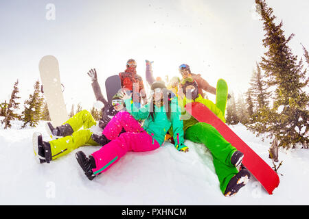 Concept Les vacances d'hiver avec un groupe d'amis heureux à ski resort Banque D'Images