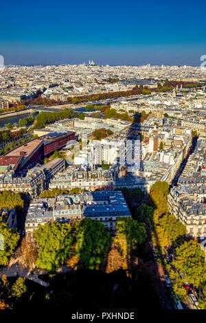 France Paris, vue sur la ville depuis l'intérieur de la Tour Eiffel Banque D'Images