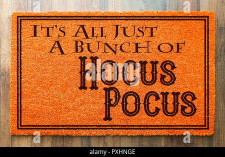 C'est tout un tas d'Hocus Pocus Halloween Orange Tapis de Bienvenue sur fond de plancher de bois. Banque D'Images