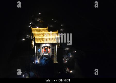 Hôtel avec des lumières dans la nuit sur la montagne Huashan, Shaanxi, Chine Banque D'Images