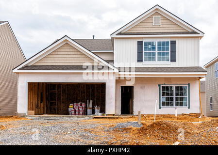 Coup horizontal d'une maison de deux étages en construction dans un nouveau lotissement. Toutes les marques et signes visibles ont été supprimés. Banque D'Images