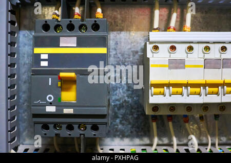 Machine électrique avec les fils connectés monté sur la surface du métal. Banque D'Images